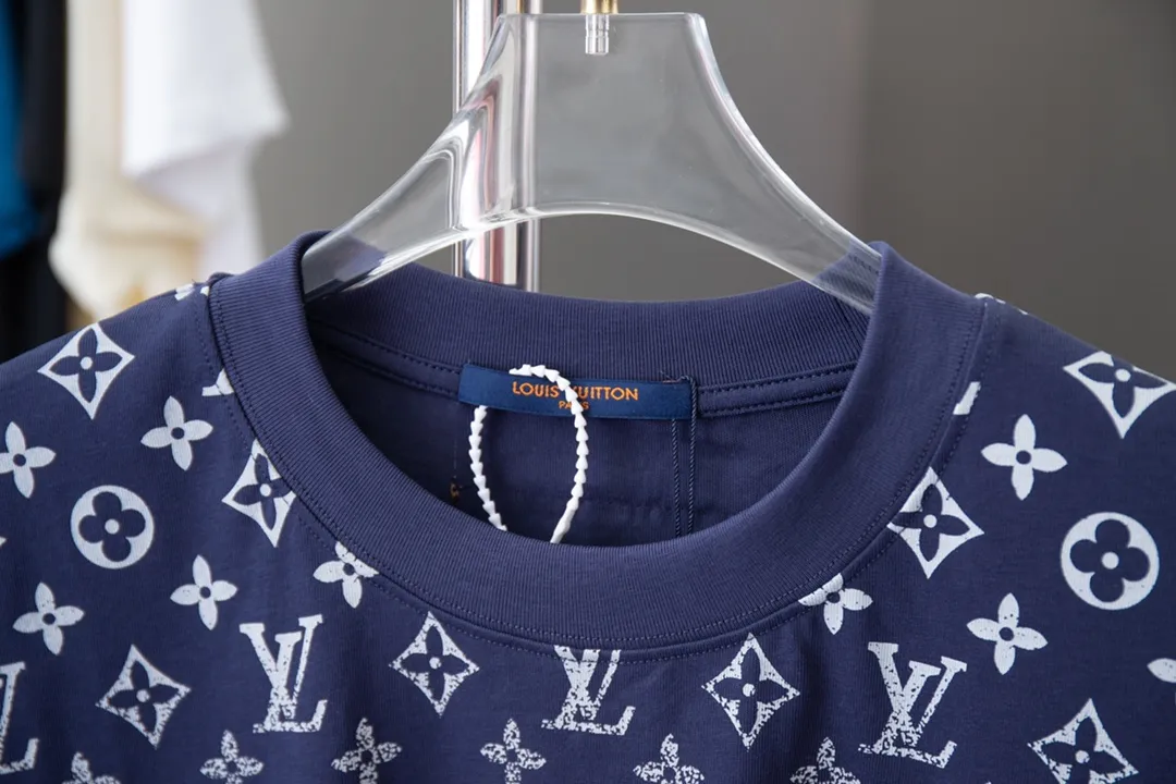 🅿️180 High-quality Lv 2025 early spring new model, MONOGRAM presbyopic gradient short-sleeved T-shirt, using digital printing technology to render pixel light and shadow for the Monogram gradient pattern, and its silk-screen texture and knitting effect complement each other. Synchronized with the official website, pure cotton fabrics at the counter! Comfortable against the skin, durable and easy to wear, meticulous original craftsmanship, custom-made 260g vat-dyed fabric, very comfortable to the touch, latest brick cabinet synchronization, OS off-shoulder version, fashionable and individual, super versatile and good-looking, very suitable for both men and women, must-have style, hang tag, collar label, washed wheat, complete with three labels S M L XL